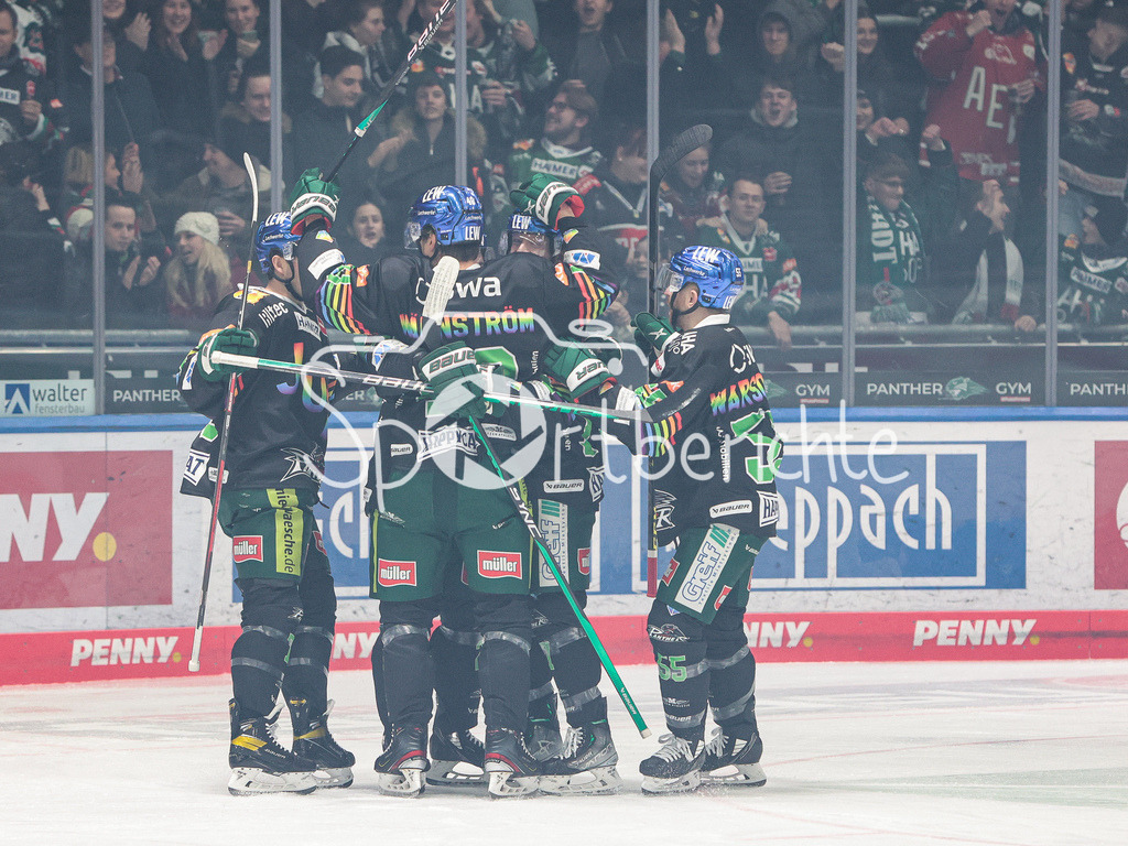 Augsburger Panther - Bietigheim Steelers | Jubel der Panther nach dem Tor zum 1-0 durch Sebastian WAENNSTROEM (AEV #40) / Sebastian WÄNNSTRÖM