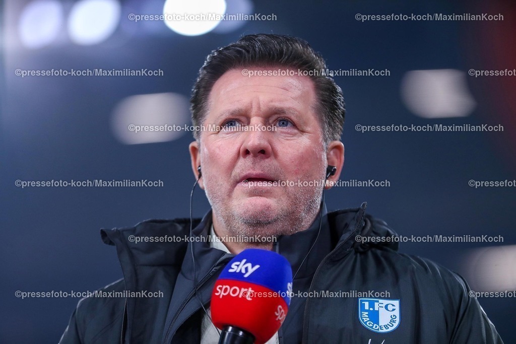 S0401022502160 | 01.02.2025, Fußball, FC Schalke 04 - 1. FC Magdeburg, 2.. Fußball Bundesliga, 20. Spieltag, Veltins-Arena Gelsenkirchen, Saison 2024 2025: Trainer Christian Titz (Cheftrainer 1.FC Magdeburg)DFB regulations prohibit any use of photographs as image sequences and or quasi-video.