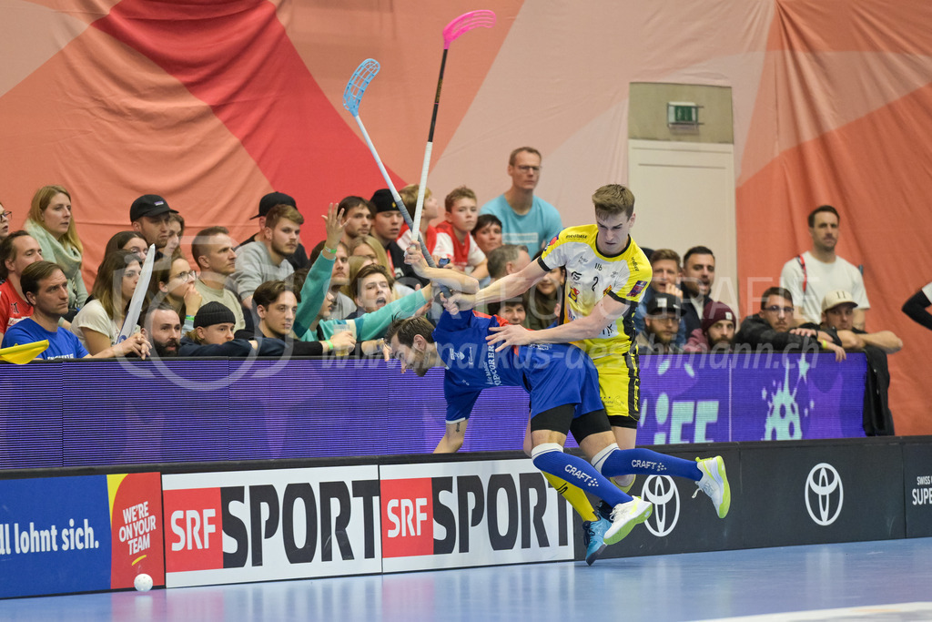 Zug United vs HC Rychenberg - 22. February 2025 | Zug United vs HC RychenbergSporthalle Wankdorf, BernNicola Bischofberger (#2 HC Rychenberg Winterthur) schickt Albin Sjögren (#22 Zug United) über die Bande und kassiert die einzige Zweiminutenstrafe des Spiels.Bild: Sportfotografie Markus Aeschimann | www.markus-aeschimann.ch - Realisiert mit Pictrs.com