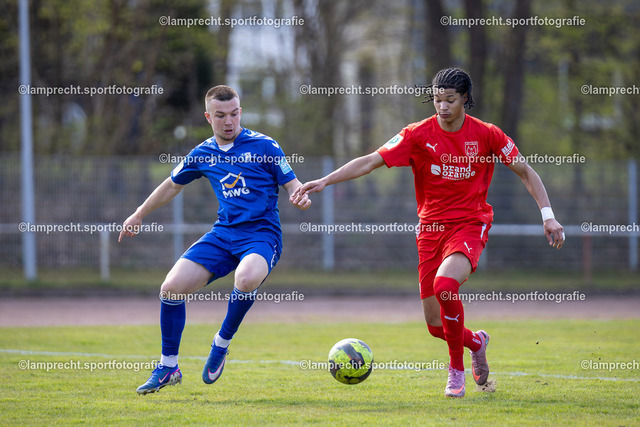 Fußball I Junioren I Saison 2025-2026 I DFB-Nachwuchsliga I 8. Spieltag I JFV Lübeck - 1. FC Magdeburg 70 | v.l. Max Adrian (16, 1. FC Magdeburg), Collins Biova Niemann (17, JFV Lübeck) - Realisiert mit Pictrs.com