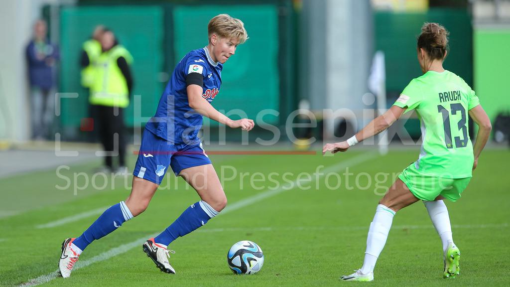Fussball, Google Pixel Frauen-Bundesliga, VfL Wolfsburg - TSG 1899 Hoffenheim | v.li.: Paulina Krumbiegel (TSG 1899 Hoffenheim, 8) und Felicitas Rauch (VfL Wolfsburg, 13) im Zweikampf, Duell, Dynamik, Aktion, Action, Spielszene, DIE DFB-RICHTLINIEN UNTERSAGEN JEGLICHE NUTZUNG VON FOTOS ALS SEQUENZBILDER UND/ODER VIDEOÄHNLICHE FOTOSTRECKEN. DFB REGULATIONS PROHIBIT ANY USE OF PHOTOGRAPHS AS IMAGE SEQUENCES AND/OR QUASI-VIDEO.
