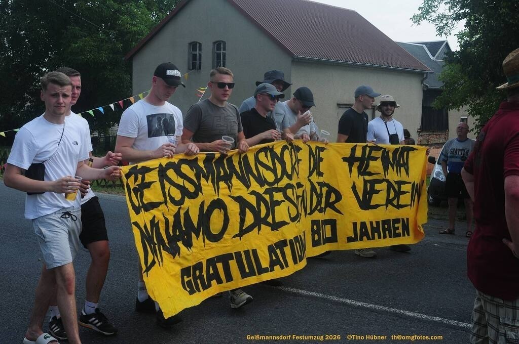 Geißmannsdorf-2026-Festumzug-196 | Festumzug in Geißmannsdorf bei Bischofswerda im Juni 2026. Fotografische Eindrücke und Momentaufnahmen vom Festumzug anläßlich des 800-jährigen Bestehens von Geißmannsdorf - mit Teilnehmern und Gästen, Strohpuppen und geschmückten Vorgärten und Grundstücken - Realisiert mit Pictrs.com