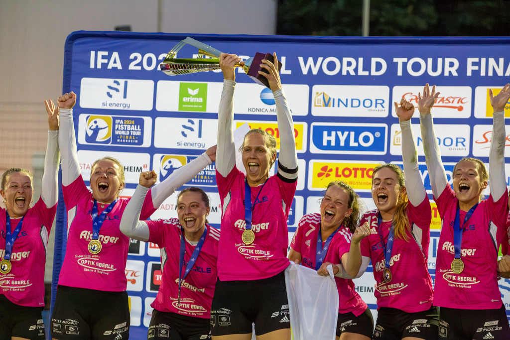 Faustball (Frauen): TSV Dennach gegen TV Jahn Schneverdingen (IFA 2024 Fistball World Tour Finals Mannheim, Finale). Bild: Die Mannschaft von Dennach bei der Pokalübergabe | Faustball (Frauen): TSV Dennach gegen TV Jahn Schneverdingen (IFA 2024 Fistball World Tour Finals Mannheim, Finale). Bild: Die Mannschaft von Dennach bei der Pokalübergabe - Realisiert mit Pictrs.com