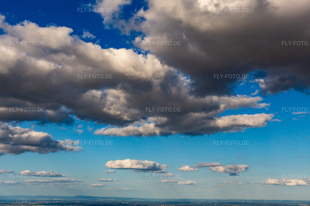 Luftbild: Himmel und Wolken über der Südpfalz in Offenbach an der Queich im Bundesland Rheinland-Pfalz in Deutschland. Foto: IMG_143245.jpg vom 25.08.2024 durch Werner Riehm/FLY-FOTO.de