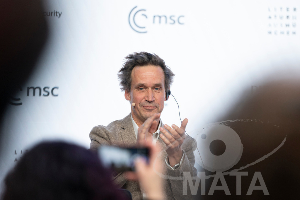 _DWA3023 | Die MSC Security and Literature Series der Münchner Sicherheitskonferenz wird von der ZEIT mitveranstaltet und vom Literaturhaus München unterstützt. Am Donnerstag, 12. Februar (19-20 Uhr), spricht Autor Serhiy Zhadan aus Charkiw mit Chrystia Freeland, Sonderbeauftragte für den Wiederaufbau der Ukraine und ehemalige stellvertretende Premierministerin Kanadas, über die Zukunft der Ukraine - Realisiert mit Pictrs.com