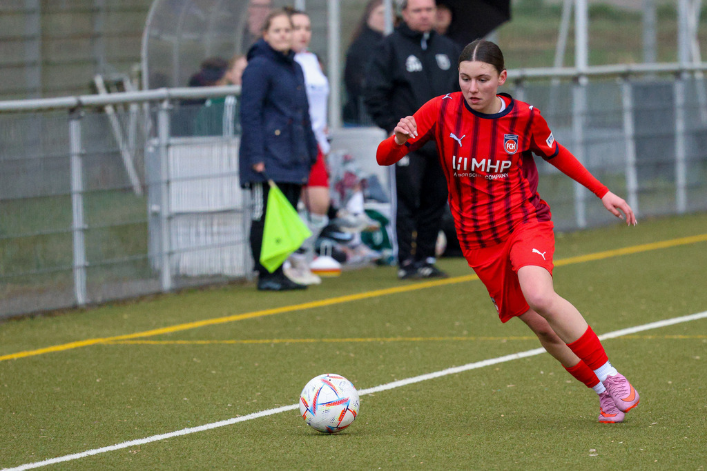 WASFCH_260321_4616 | SGM DJK Wasseralfingen/Neuler vs. 1.FC Heidenheim 1846 II, Fußball, Frauen, Bezirksliga, 2025/2026, 13. Spieltag, 21.03.2026 in Wasseralfingen, Kunstrasen Bürgle(Foto: Michael Bulling) - Realisiert mit Pictrs.com