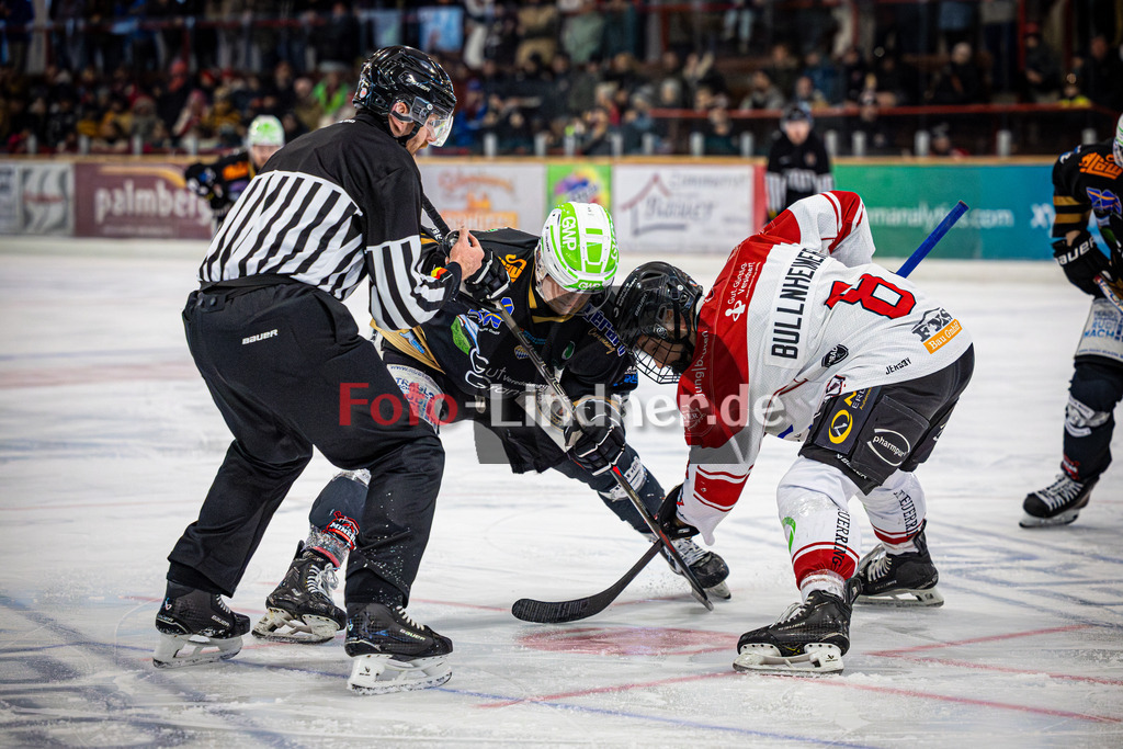 Peißenberg MINERS gegen EHC Königsbrunn LÖWEN | Eishockey Bayernliga 2025/26 Viertelfinale Spiel 4, Peißenberg MINERS gegen EHC Königsbrunn LÖWEN, 20260215,Bully,2026-02-15 in Peißenberg (flatbuy Arena Peißenberg), Florian HÖFLER (MINERS 14), Tim BULLNHEIMER (EHC Königsbrunn 8)Copyright: WolfgangxLindner www.foto-lindner.de