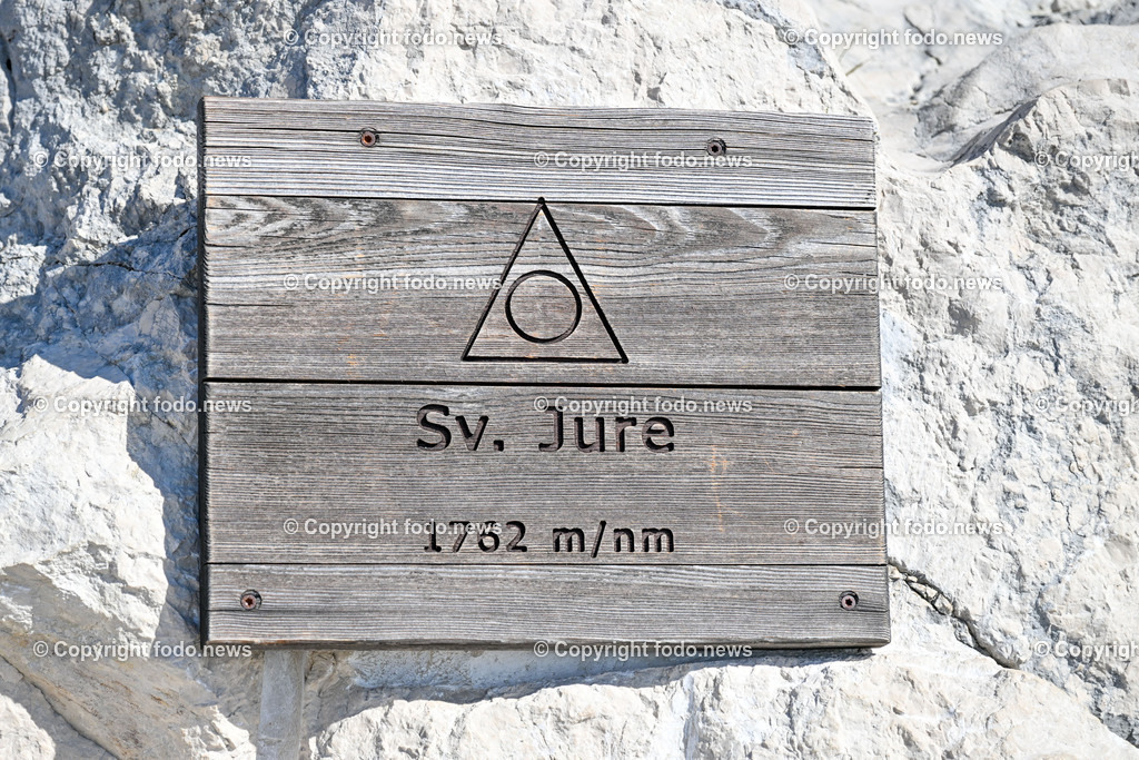 Kroatien_ Biokovo Naturpark_ 13.10.2023-51 | 13.10.2023, Kroatien, HRV, Naturpark Biokovo im Bild Naturpark Biokovo, Skywalk, Sv. Jure, St. George

Der Park erstreckt sich über eine Flaeche von 19.550 Hektar und umfasst einen circa 30 km langen und bis zu 7 km breiten, sich in nordwestlich-suedoestlicher Richtung erstreckenden Teil des Biokovo-Gebirges von Dubci bis nach Gornja Igrane. Er umfasst das Teilgebiete der Staedte Makarska und Vrgorac sowie der Gemeinden Baška Voda, Brela, Podgora, Šestanovac, Tučepi, Zadvarje und Zagvozd. Der Park liegt auf einer Hoehe von 200 bis 1762 m. i. J.; der Sveti Jure (Heiliger Georg) als hoechster Berg des Parks ist zugleich der zweithoechste Gipfel in Kroatien.
Quelle: Wikipedia