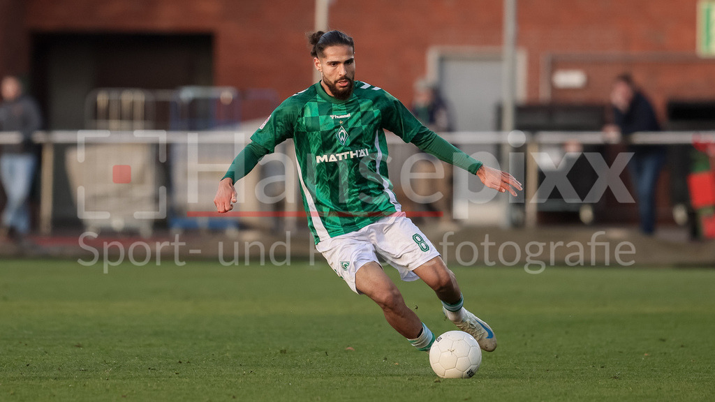 Fussball, Regionalliga Nord, SV Werder Bremen II - VfB Lübeck | v.li.: Mikail Polat (SV Werder Bremen II, 8) am Ball, Freisteller, Einzelbild, Ganzkörper, Aktion, Action, Spielszene