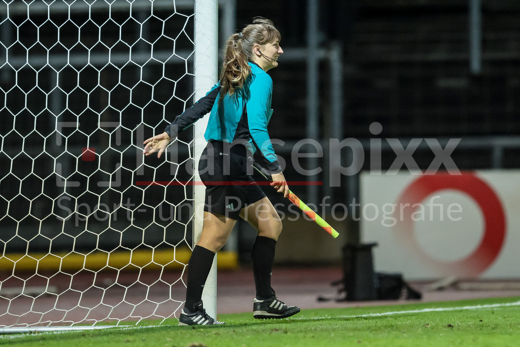 Fussball, DFB-Pokal Frauen, SC Fortuna Köln - SV Werder Bremen | v.li.: Schiedsrichter-Assistentin Melissa Joos kontrolliert das Tornetz, lächelt, lacht, freut sich, Spaß, Freude, DIE DFB-RICHTLINIEN UNTERSAGEN JEGLICHE NUTZUNG VON FOTOS ALS SEQUENZBILDER UND/ODER VIDEOÄHNLICHE FOTOSTRECKEN. DFB REGULATIONS PROHIBIT ANY USE OF PHOTOGRAPHS AS IMAGE SEQUENCES AND/OR QUASI-VIDEO.