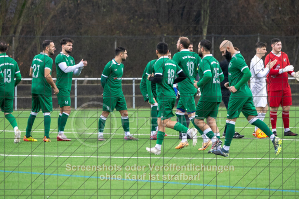 20251130_143613_0005 | #,KSG Eislingen (grün) vs. FTSV Kuchen (weiß), Fussball, Kreisliga A3 - Bezirk Neckar/Fils, 15. Spieltag, Saison 2025/2026, Kunstrasensportplatz am Eichenbach, Haldenstraße, 73054 Eislingen, 30.11.2025 - 14:30 Uhr,Foto: PhotoPeet-Sportfotografie/Peter Harich