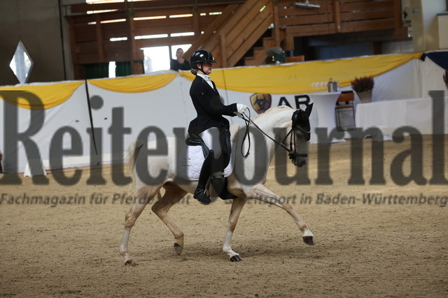 Ising_2025_Prfg.Nr.20_Pony-Dressurprfg.Kl.L_Kür_Sophie Eckert_La Bella Rose (6) | Alle Fotos der Reiterjournal Fotografin Doris Matthaes im Reiterjournal Online-Fotoshop. - Realisiert mit Pictrs.com