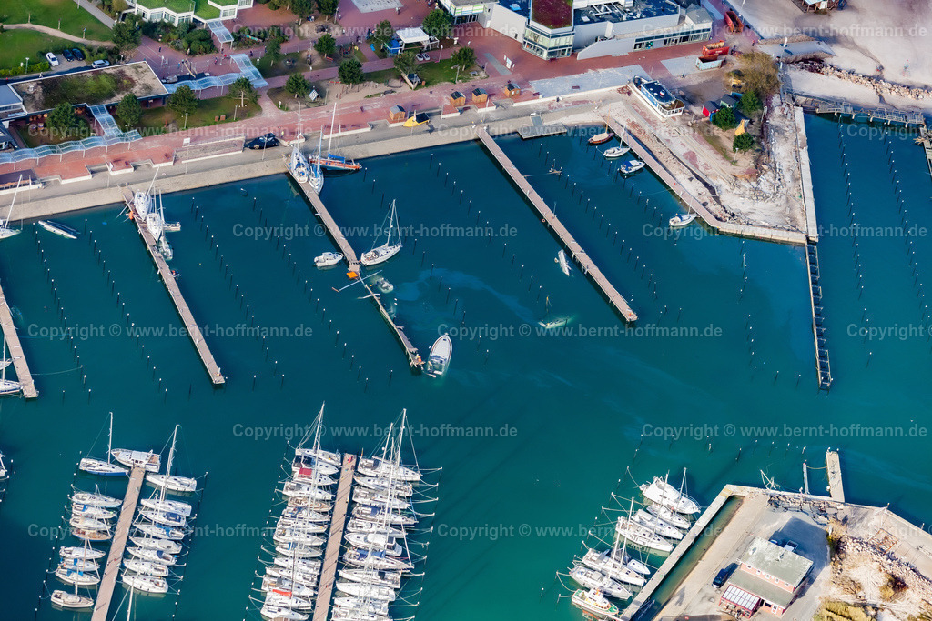PLB_6454_45x30_Damp | LUFTBILD. Damp - Sturmschäden im Hafen. __ Yachthafen von Damp an der Ostsee. Schwere Verwüstungen nach einem Ostsee-Sturm. Einige Yachten sind gesunken. Andere stehen oder liegen zerstört auf den Beton-Promenaden. - Realisiert mit Pictrs.com