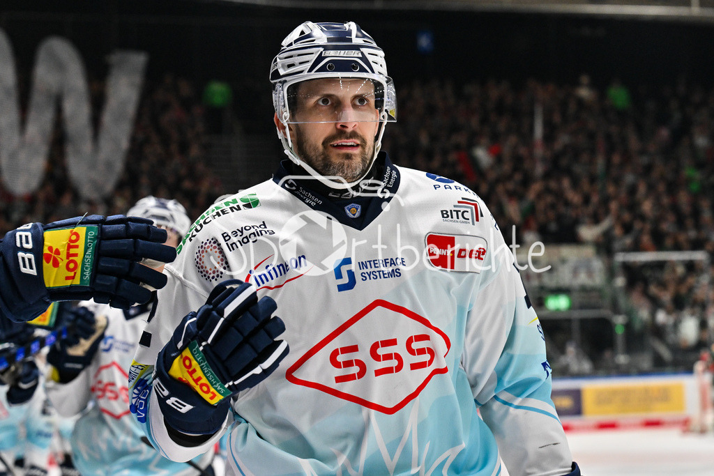 Augsburger Panther - Dresdner Eislöwen | AUGSBURG, GERMANY - 04. DECEMBER: Jubel der Gäste nach dem Treffer zum 1-1 durch Andrew YOGAN (Eislöwen Dresden 12) / Tor / Torschuetze / Freude / Happy / während dem Match zwischen den Augsburger Panthern und den Dresdner Eislöwen am 25 Spieltag der PENNY DEL im Curt Frenzel Stadion