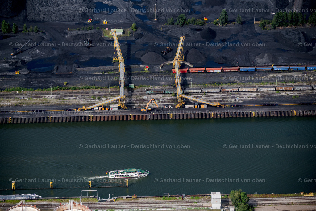 4050269 | BOTTROP 25.08.2021 Lagerfläche für Importkohlenumschlag im Stadthafen Bottrop am Sturmshof in Bottrop im Ruhrgebiet im Bundesland Nordrhein-Westfalen, Deutschland. Weiterführende Informationen bei: Suden GmbH. // Storage area for coal in Bottrop at Ruhrgebiet in the state North Rhine-Westphalia, Germany. Further information at: Suden GmbH. Foto: Gerhard Launer