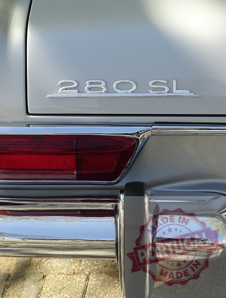 Mercedes-Benz 280 SL vintage classic car luxury emblem | Mercedes-Benz 280 SL chrome emblem and tail light details on a luxury vintage car - Realisiert mit Pictrs.com