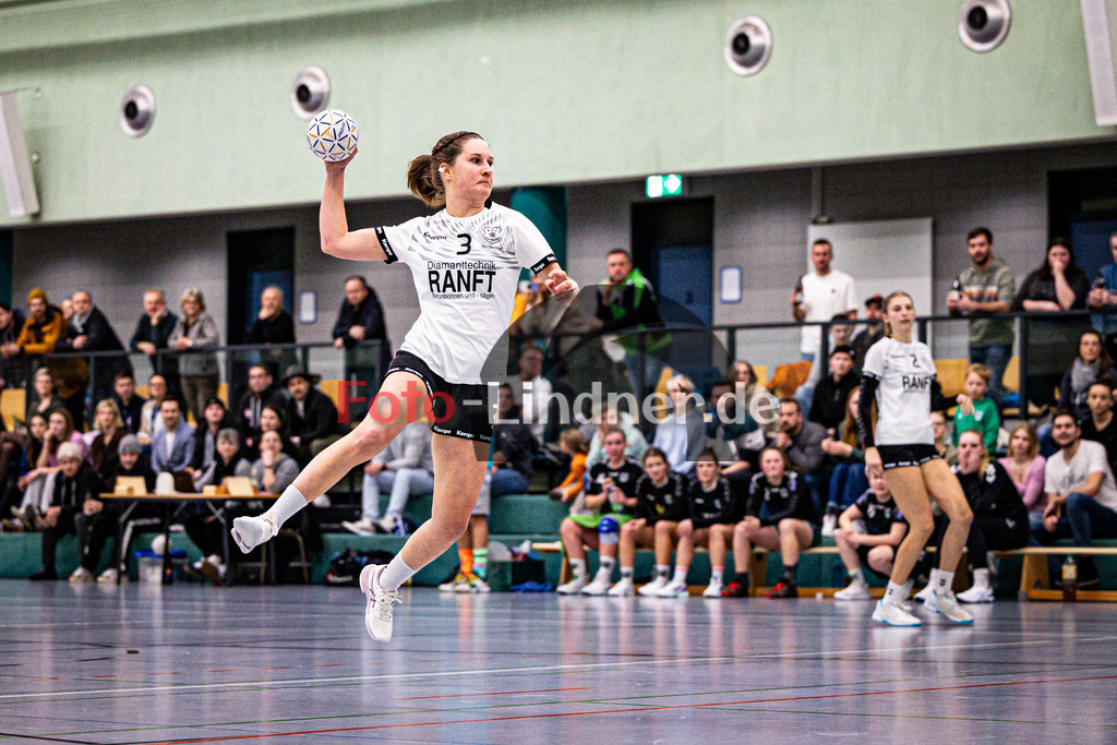 BSC Oberhausen gegen TSV Murnau | Bezirksoberliga Handball Frauen 2024/25, BSC Oberhausen gegen TSV Murnau, 20250118,Simone SCHÜLLER (BSC Oberhausen 3) in Aktion, Wurf aufs Tor,2025-01-18 in Weilheim (Jahnhalle)Simone SCHÜLLER (BSC Oberhausen 3)Copyright: WolfgangxLindner foto-lindner.de
