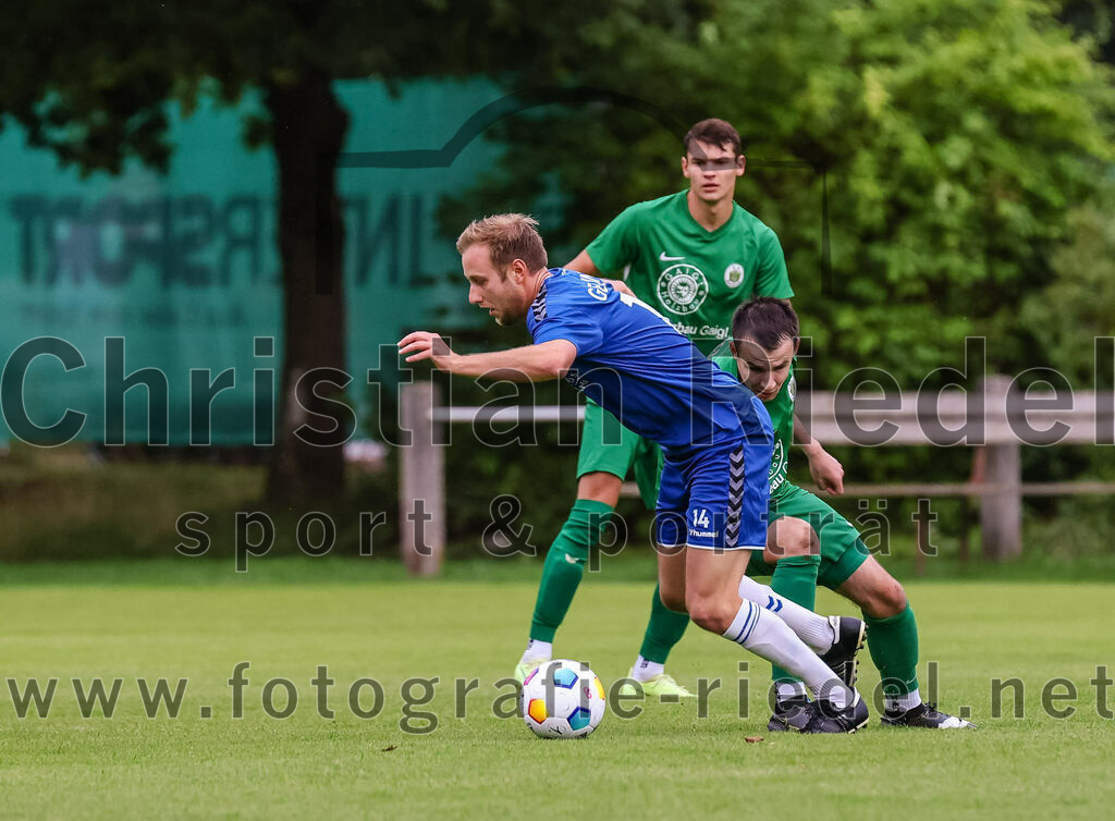 2023-08-04_035_FC_Forstern_gegen_FC_Langengeisling_II | Forstern, Deutschland, 04.08.2023:
Fußball, Kreisklasse 2023 / 2024, 1. Spieltag, FC Forstern gegen FC Langengeisling II, Endergebnis: 2:1

Kilian Kaiser (FC Langengeisling, #14), Tobias Keserü (FC Forstern, #6)

Foto: Christian Riedel / fotografie-riedel.net