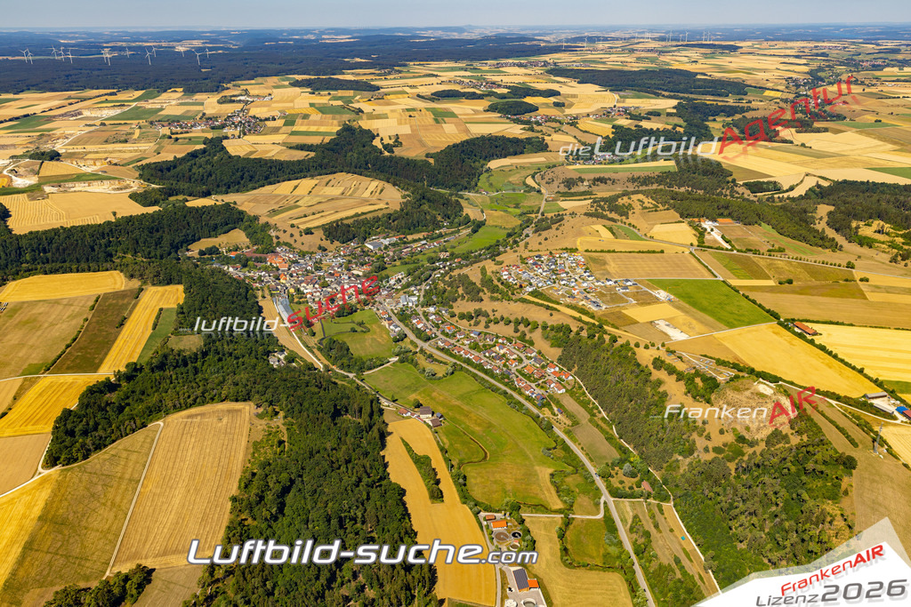 Aktuelles Luftbild von  Titting - Die Luftaufnahme wurde 2022 mittels UL-Flugzeug erstellt ( keine Drohne ) - hochauflösende Kamera-Systeme von  Canon -Beste Qualität - Für grossformatige Ausdrucke geeignet. Die Geschenkidee !