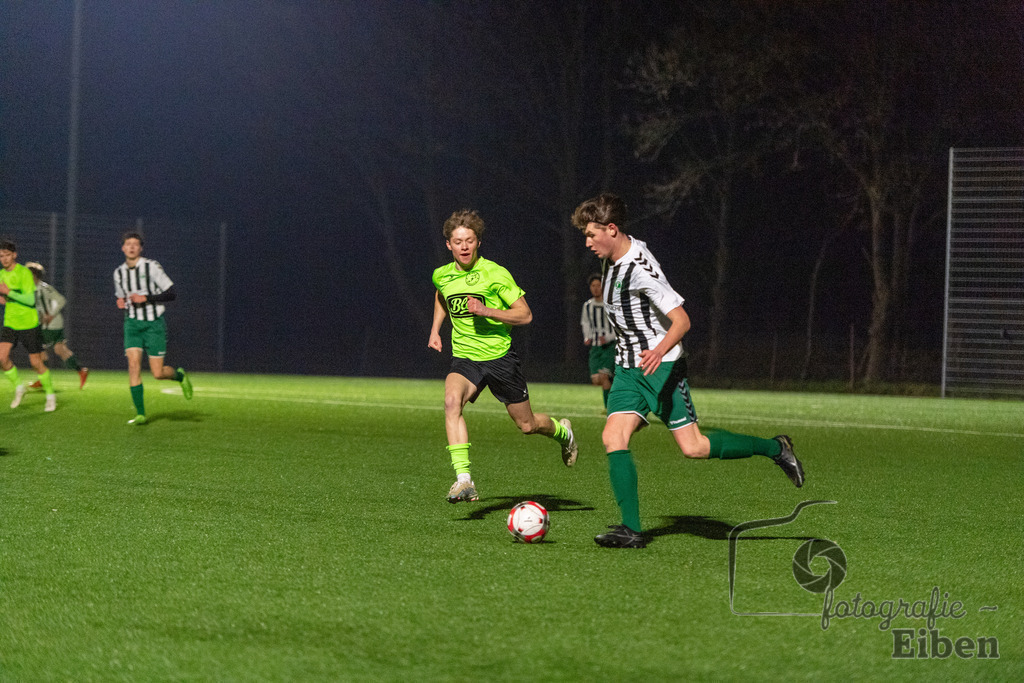 JFV Edewecht-VFL Oldenburg | A-Jugend Bezirkspokal; JFV Edewecht (grün)-VFL Oldenburg (weiß) am 27.02.2024; in Edewecht (Sportpark Göhlenweg), Photo: Philip Eiben 2024 - Realisiert mit Pictrs.com