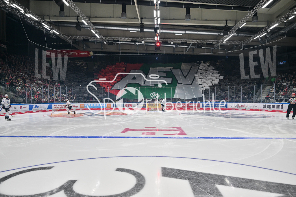 Augsburger Panther - Adler Mannheim | Die Fans der Augsburger Panther haben zu Spielbeginn eine Choreo vorbereitet / DEL: Augsburger Panther - Adler Mannheim; Curt Frenzel Stadion am 14.09.2025