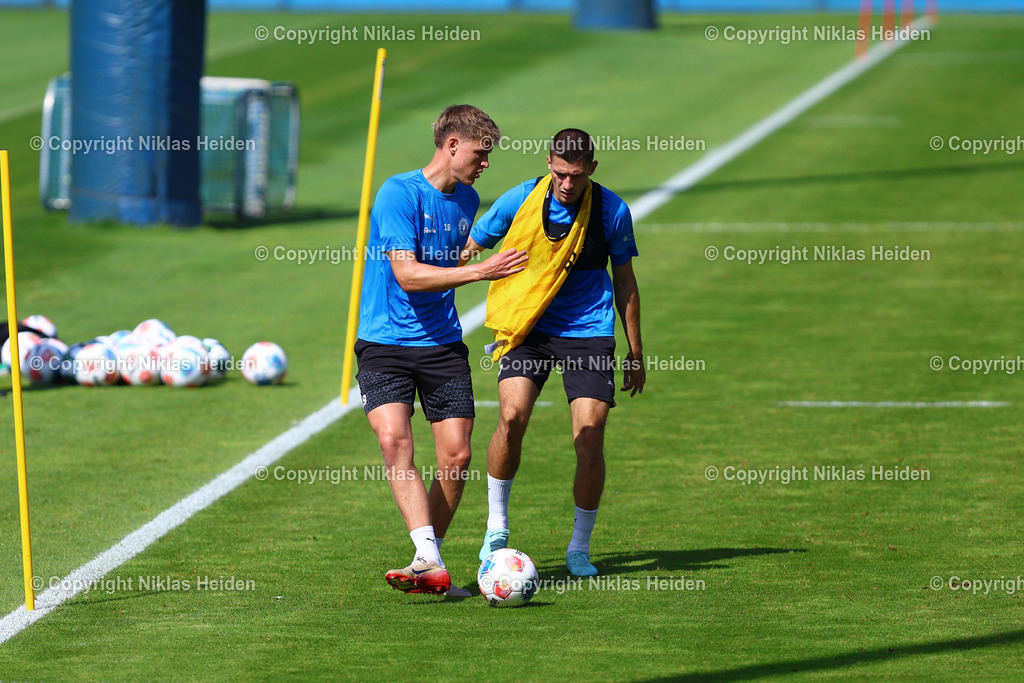 NH_HolsteinKiel_Training_13082025 | #19 Phil Harres und #17 Mladen Cvjetinovic (beide Holstein Kiel)Fußball I Herren I Training I Saison 2025-2026 I Holstein Kiel I 13.08.2025 I Citti-Fußballpark