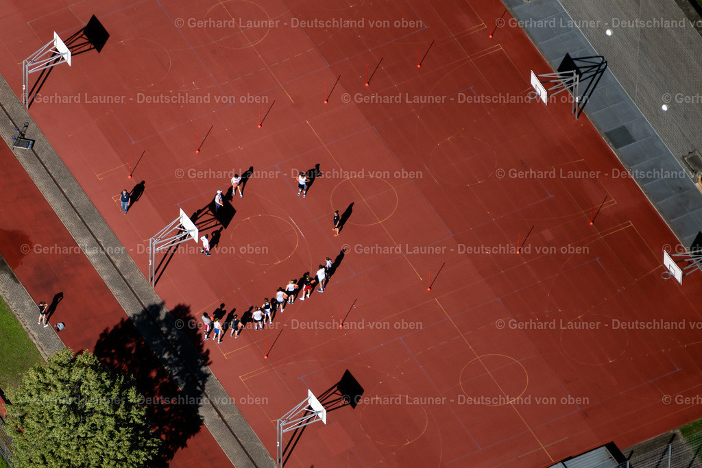 4033923 | FREIBURG IM BREISGAU 30.06.2020 Schüler und Schülerinnen auf der Spielfläche des Basketball- Sportplatzes an der Schule Kepler-Gymnasium Freiburg in Freiburg im Breisgau im Bundesland Baden-Württemberg, Deutschland. // Basketball court playing area on Schule Kepler-Gymnasium Freiburg in Freiburg im Breisgau in the state Baden-Wuerttemberg, Germany. Foto: Gerhard Launer