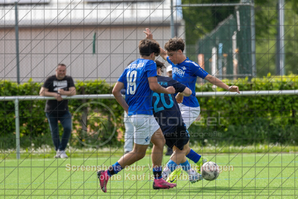 20250503_162117_0950 | #, 1.FC Eislingen (hellblau) vs. SGM TSG Zell-Hattenhofen-Holzmaden (dunkelblau), Jugend-Fussball, C-Junioren Landesstaffel Mitte, 18. Spieltag, Saison 20242025, Kunstrasenplatz, Haldenstraße 45, 73054 Eislingen, 03.05.2025 - 1500 Uhr,Foto: PhotoPeet-Sportfotografie/Peter Harich