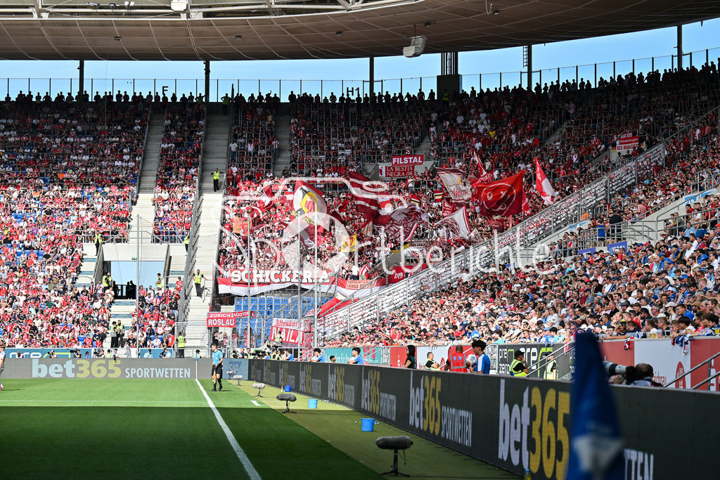 TSG 1899 Hoffenheim - FC Bayern München | im Bild der voll besetzte Gästeblock in Sinsheim / Bundesliga: TSG 1899 Hoffenheim - FC Bayern München; PreZero-Arena am 20.09.2025 / DFL REGULATIONS PROHIBIT ANY USE OF PHOTOGRAPHS AS IMAGE SEQUENCES AND/OR QUASI-VIDEO