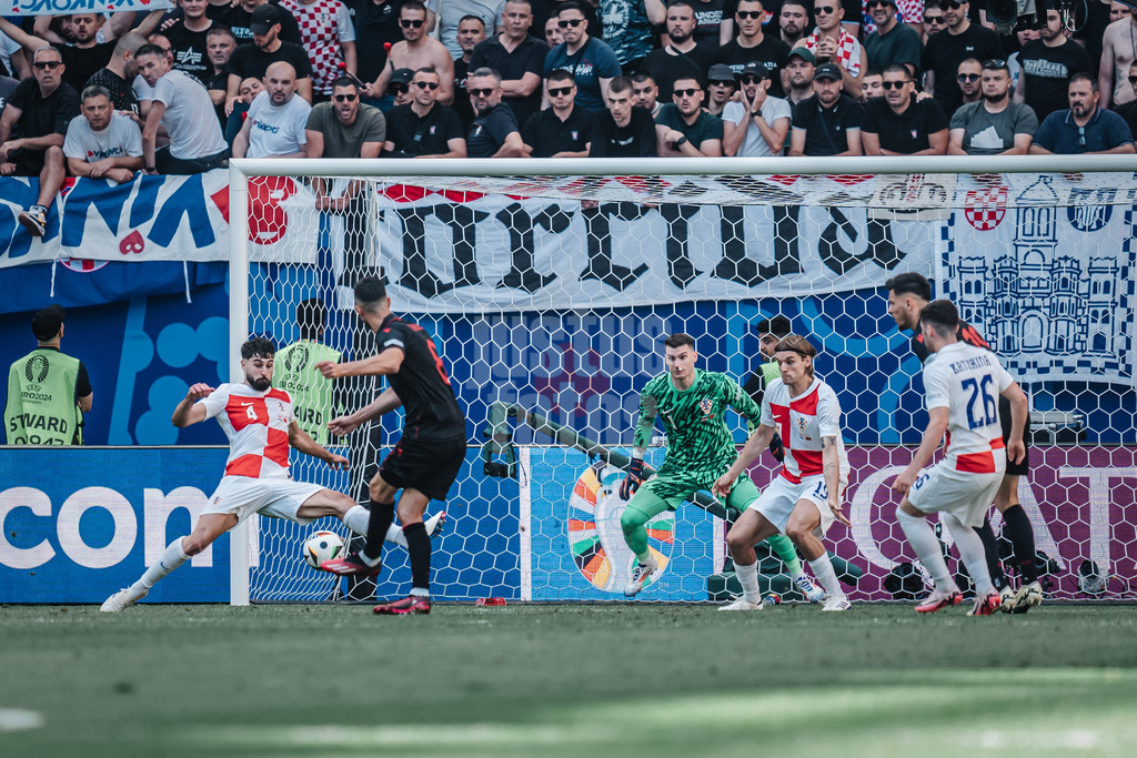 Fußball | Herren | UEFA-Fußball-Europameisterschaft 2024 | Gruppe B | Kroatien vs. Albanien | 19.06.2024 | Klaus Gjasula (#8, Albanien) schießt den Ausgleichtreffer