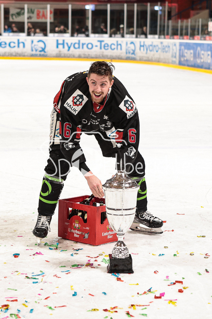 EHC Königsbrunn - TEV Miesbach | Grenzenloer Jubel beim EHC Koenigsbrunn nach dem Gewinn der Bayerliga Meisterschaft im Spiel 3 der Playoffserie gegen den TEV Miesbach / Jubel / Freude / Siegerfoto / Marco STERNHEIMER (EHC #6)