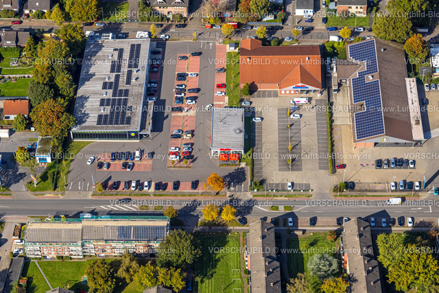 Voerde241009381 | Luftbild, Einkaufszentrum mit Aldi und Lidl Supermarkt an der Bahnhofstraße, Gebäuderenovierung mit Baugerüst, Voerde, Niederrhein, Nordrhein-Westfalen, Deutschland