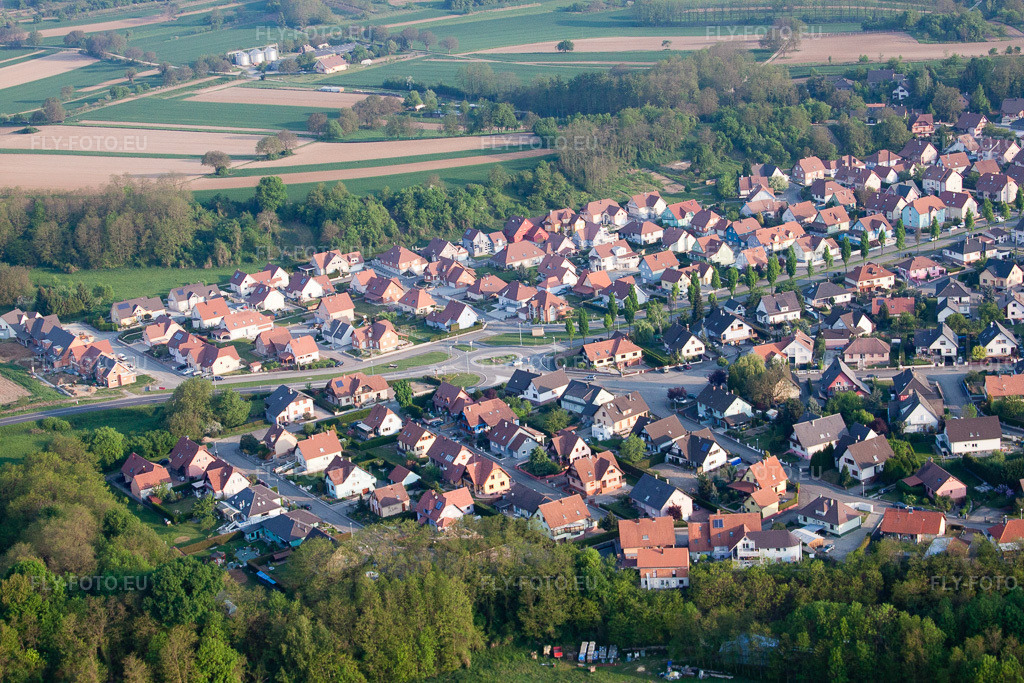 Vue aérienne: Rue des Tilleuls à Mothern dans le département Bas Rhin, France – .Photo: IMG_40326.jpg prise le 22/04/2011 par Werner Riehm/FLY-FOTO.eu – Résolution de l'original: 4752 x 3168 px
