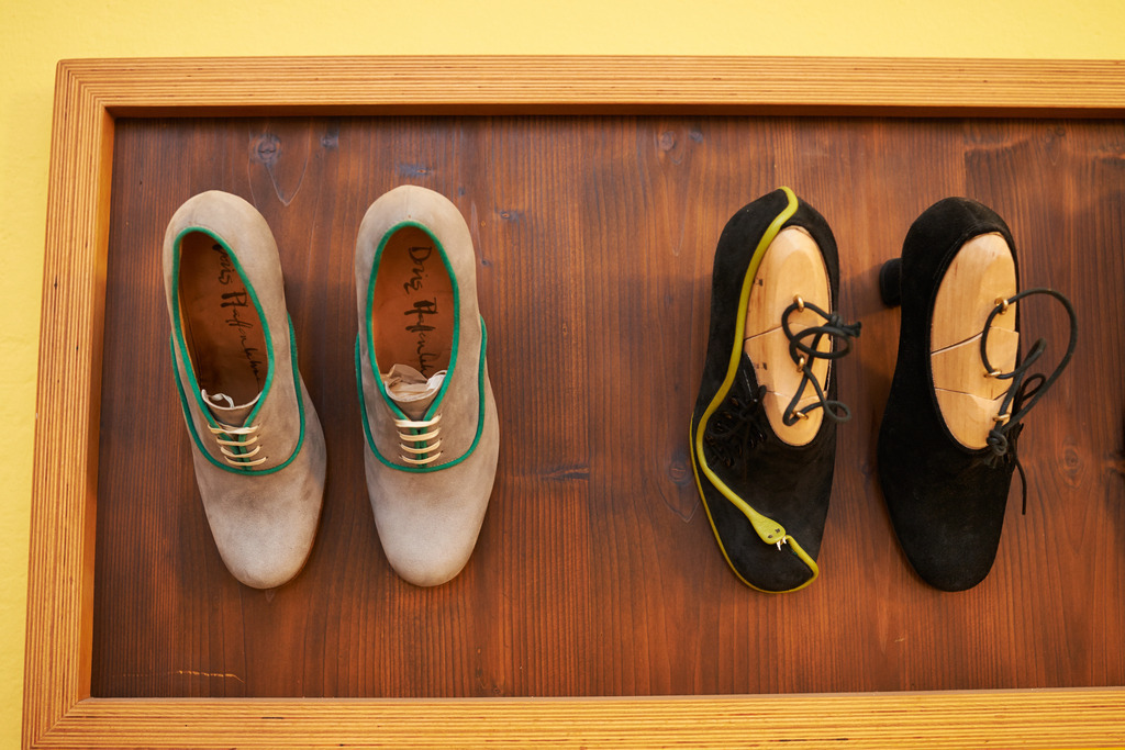 verschiedene Schuhmodelle | Kernhof, Austria - February 01, 2014: Schuhmanufaktur Pfaffenlehner; verschiedene Schuhmodelle an Wand. - Realisiert mit Pictrs.com