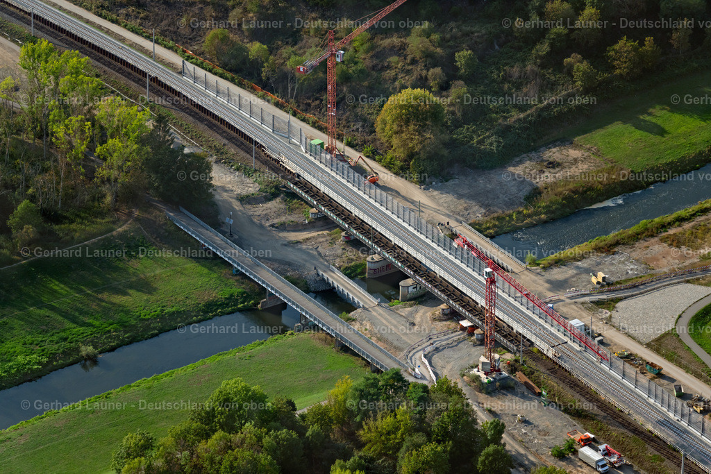 4040303 | LEIPZIG 14.09.2020 Baustelle zum Neubau und der Montage des Eisenbahn- Brückenbauwerk zur Streckenführung der Bahn- Gleise am Fluss "Neue Luppe" entlang des Heuweg in Leipzig im Bundesland Sachsen, Deutschland. Weiterführende Informationen bei: Arlt Bauunternehmen GmbH,  DB Netz AG,  KEMNA BAU Andreae GmbH & Co. KG. // New construction of the railway bridge over the river "Neue Luppe" along the Heuweg in Leipzig in the state Saxony, Germany. Further information at: Arlt Bauunternehmen GmbH,  DB Netz AG,  KEMNA BAU Andreae GmbH & Co. KG. Foto: Gerhard Launer