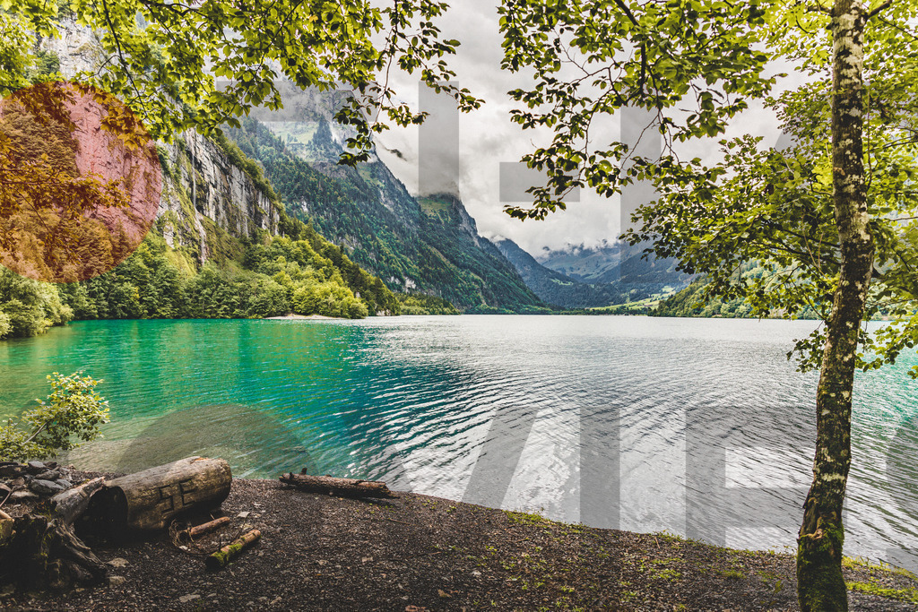 Klöntaler See 1 | FI-LO Bildershop – Entdecken Sie beeindruckende Fotografie und inspirierende Videoproduktionen. Tauchen Sie ein in faszinierende Welten und lassen Sie sich von meinen einzigartigen Werken auf eine emotionale Reise mitnehmen. Perfekt für Kunstliebhaber und - Realisiert mit Pictrs.com