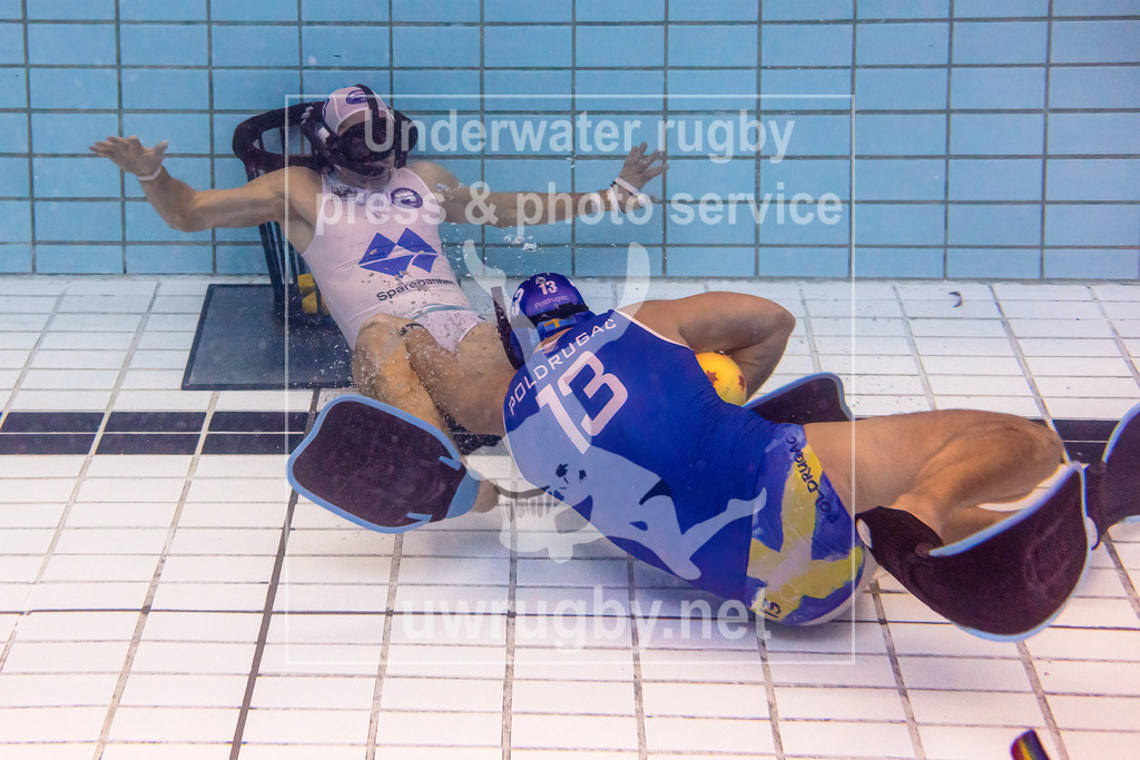 24. - 26.11.2023: Unterwasser-Rugby Champions Cup 2023  | Herren - Spiel um Platz 3 - SDK Malmö Triton (Schweden) in weiß gegen Ålesund (Norwegen) in blau. Strafwurfwerfen nach Ende der regulären Spielzeit. Der Schweden Stefan Poldrugac (blau #13) als Angreifer gegen den norwegischen Torwart. - Realisiert mit Pictrs.com