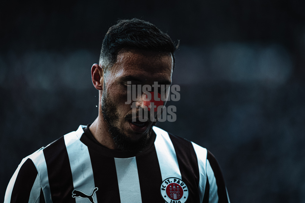 Fußball | Männer | Saison 2025/2026  | Fußball-Bundesliga | 07. Spieltag | FC St. Pauli vs. TSG Hoffenheim | 19.10.2025 | Mathias Pereira Lage (#28, FC St. Pauli) tropft der Schweiss