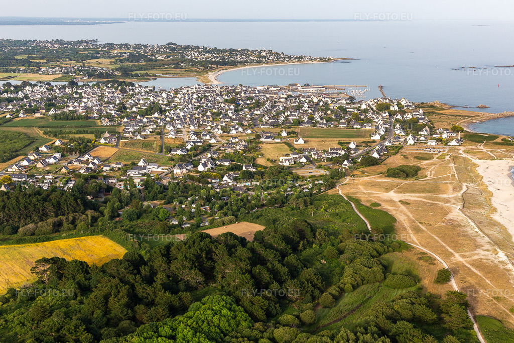 Vue aérienne: Vue de la ville à Plobannalec-Lesconil dans le département Finistère, France. Photo: IMG_132474.jpg prise le 17/06/2022 par Werner Riehm/FLY-FOTO.euRésolution de l'original: 5247 x 3498 px