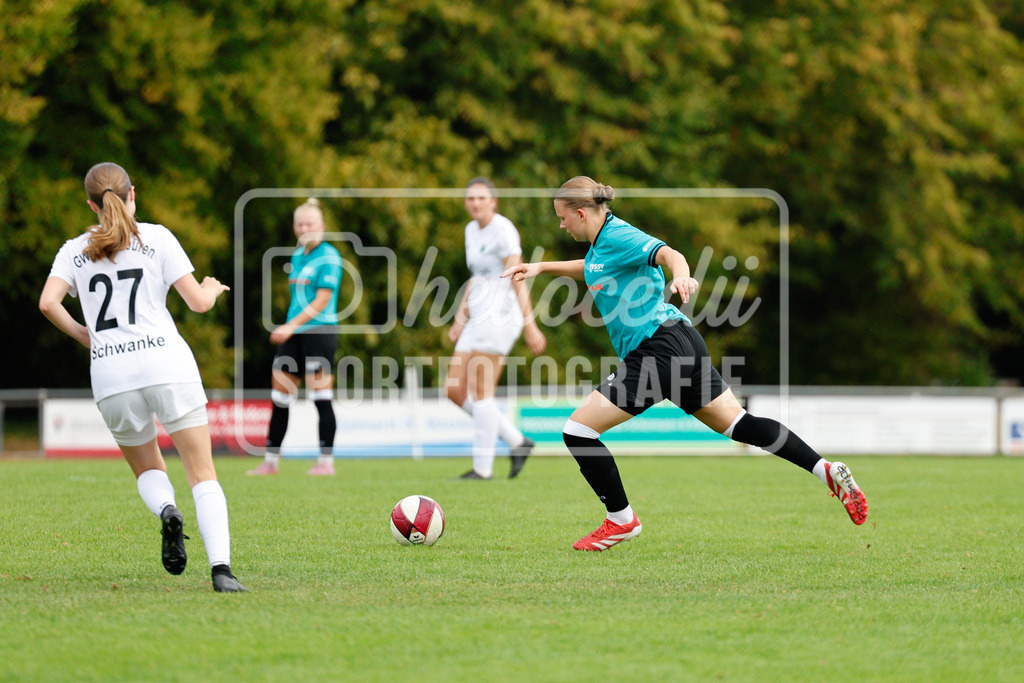 Fußball I Frauen I Westfalenpokal 26-27 I DJK GW Amelsbüren - SSV Rhade  I 18660 | Nele Wansing (33, SSV Rhade) dribbelt mit dem Ball. - Realisiert mit Pictrs.com