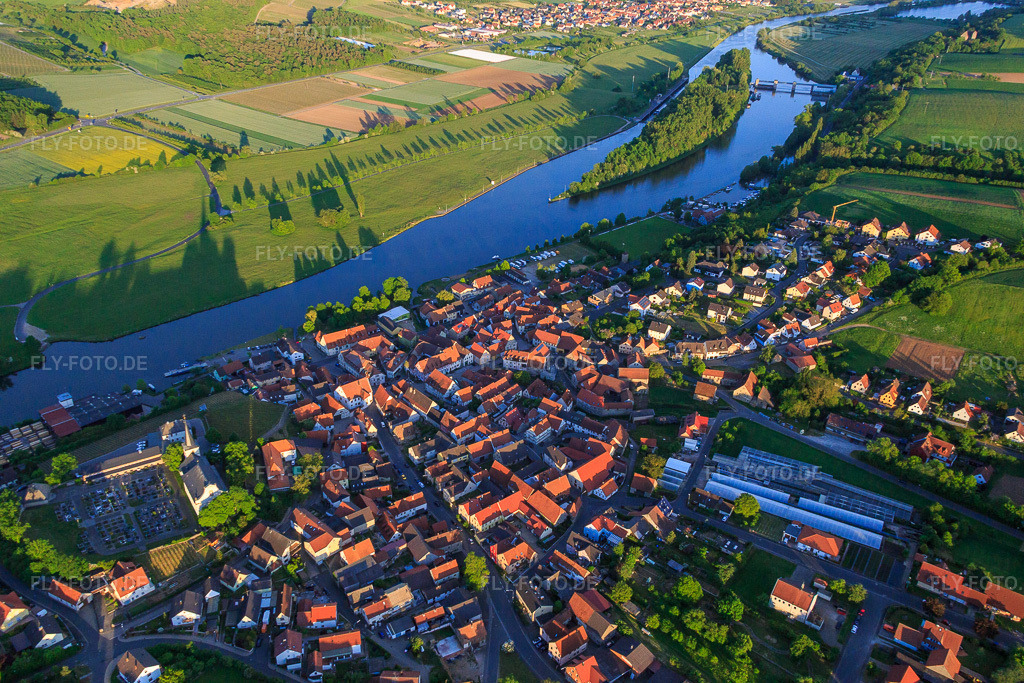 Luftbild: Dorfansicht an der Mainfähre Wipfeld aus Norden in Wipfeld im Bundesland Bayern in Deutschland. Foto: IMG_079161.jpg vom 15.05.2015 durch Werner Riehm/FLY-FOTO.de