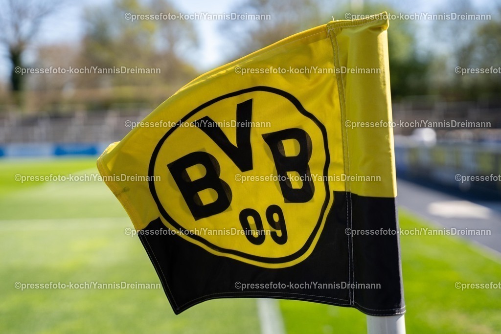 xydr06042501065 | 06.04.2025, xydrx, Fußball, Borussia Dortmund II - FC Ingolstadt 04, 3.Liga, Stadion Rote Erde, Saison 2024 2025: Eckfahne mit dem Vereinslogo von Borussia Dortmund DFB regulations prohibit any use of photographs as image sequences and or quasi-video.