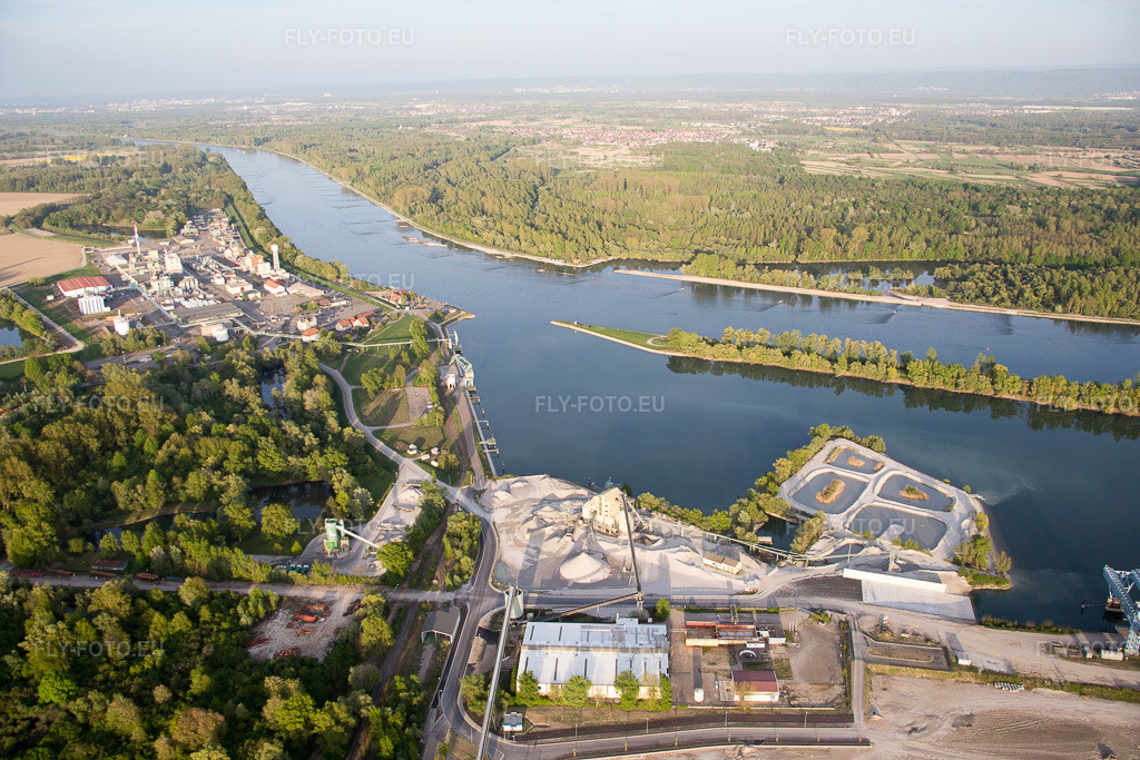 Vue aérienne: Vue de la ville à Lauterbourg dans le département Bas Rhin, France.Photo: IMG_077993.jpg prise le 24/04/2015 par Werner Riehm/FLY-FOTO.euRésolution de l'original: 5472 x 3648 px