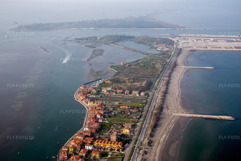 Luftbild: Ortsansicht in San Pietro in Volta im Bundesland Venetien in Italien. Foto: IMG_087470.jpg vom 06.04.2016 durch Werner Riehm/FLY-FOTO.de
