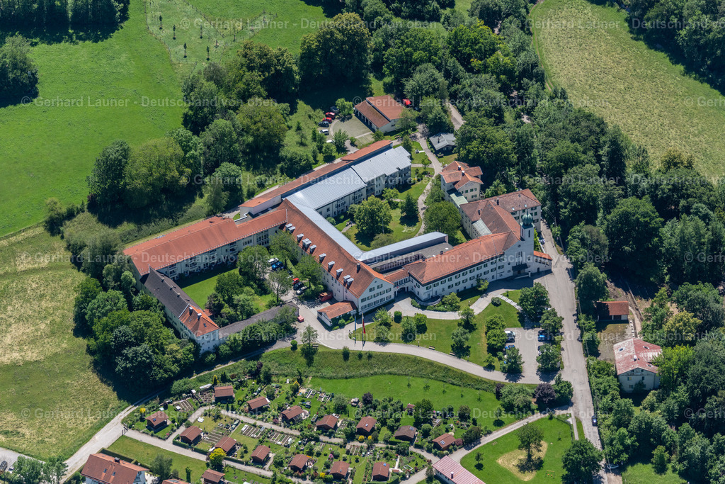4031242 | STARNBERG 12.06.2020 Gebäude des Altersheim - Seniorenresidenz des Malteserstift St. Josef im Ortsteil Percha in Starnberg im Bundesland Bayern, Deutschland. // Building the retirement home of Malteserstift St. Josef in the district Percha in Starnberg in the state Bavaria, Germany. Foto: Gerhard Launer