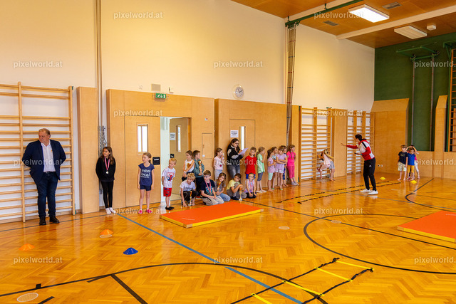 Sport in der Volksschule mit Sabrina Wrann | Bildershop von pixelworld.at - Realisiert mit Pictrs.com