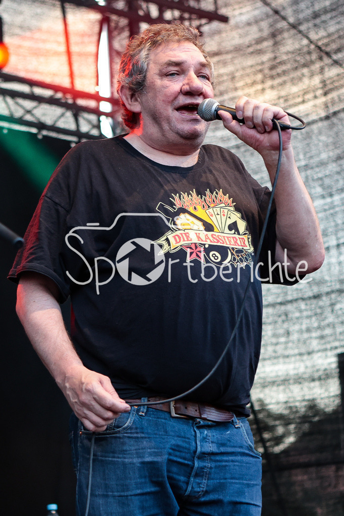 Sommer am Kiez | Wolfgang WENDLAND von der Band "Die Kassierer" beim Auftritt auf dem Augsburger Festival "Sommer am Kiez" in Aktion / Livemusik / Konzert / Musik / Laut / Punk / Punkmusik / Saenger / Gesang / Mikrofon