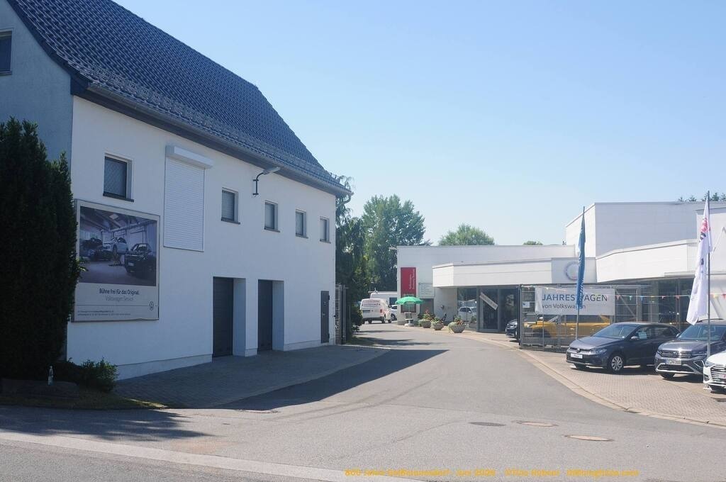 Geißmannsdorf-2026-Ortsbilder-146 | Geißmannsdorf bei Bischofswerda im Sommer 2026. Ein fotografischer Streifzug durch das Dorf Geißmannsdorf, mit Gebäuden, Straßen, Strohpuppen und geschmückten Vorgärten und Grundstücken anlässlich der 800-Jahr-Feier von Geißmannsdorf im Juni 2026 - Realisiert mit Pictrs.com