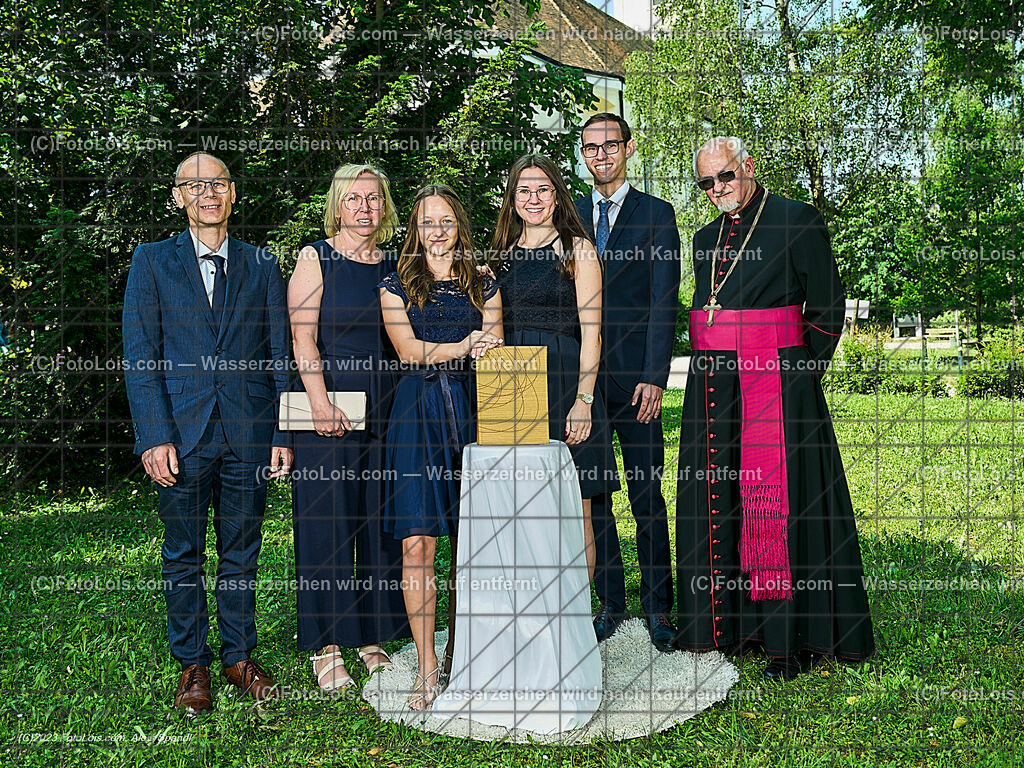 ALP2659_Pfarrfirmung Wieselburg_Firmling-Pate-Firmspender | (C)FotoLois.com, Alois Spandl, Pfarrfirmung in Wieselburg mit Firmspender Eduard Gruber (ehemaliger Generalvikar der Diözese St. Pölten), Firmling, Pate mit Firmspender und Familie, Sa 3. Juni 2023.