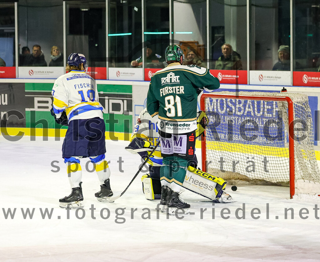 2026-01-09_135_TSV_Erding_gegen_Stuttgart_Rebels | Erding, Deutschland, 09.01.2026:Eishockey, Oberliga Süd 2025 / 2026, 35. Spieltag, TSV Erding gegen Stuttgart Rebels, Endergebnis: Calvin Fischer (Stuttgart Rebels, #10), Torwart Nick Jordan Vieregge (Stuttgart Rebels, #29), Maximilian Forster (Erding Gladiators, #81)Foto: Christian Riedel / fotografie-riedel.net